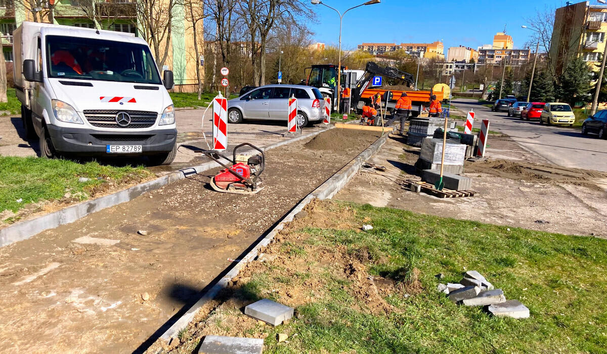 Wymieniają chodnik na Iwaszkiewicza