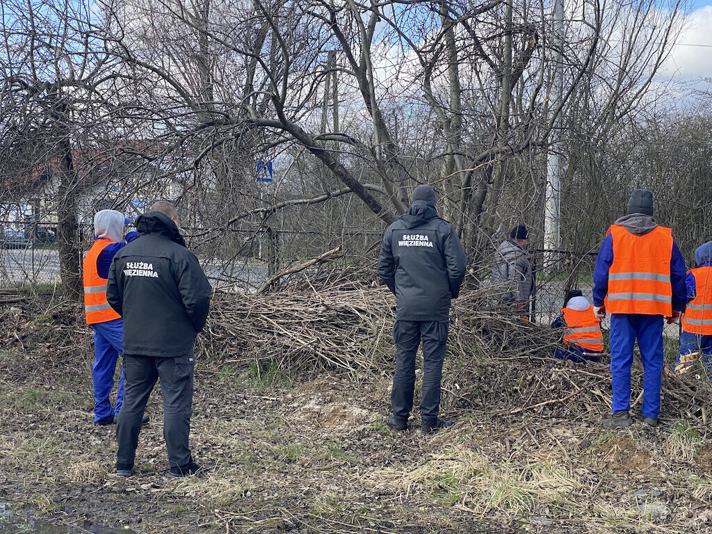 Osadzeni sprzątali lotnisko