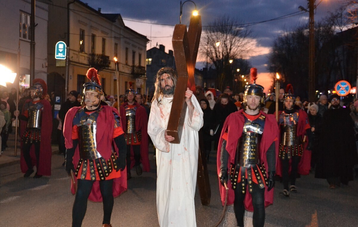 Misterium na ulicach Piotrkowa ZDJĘCIA