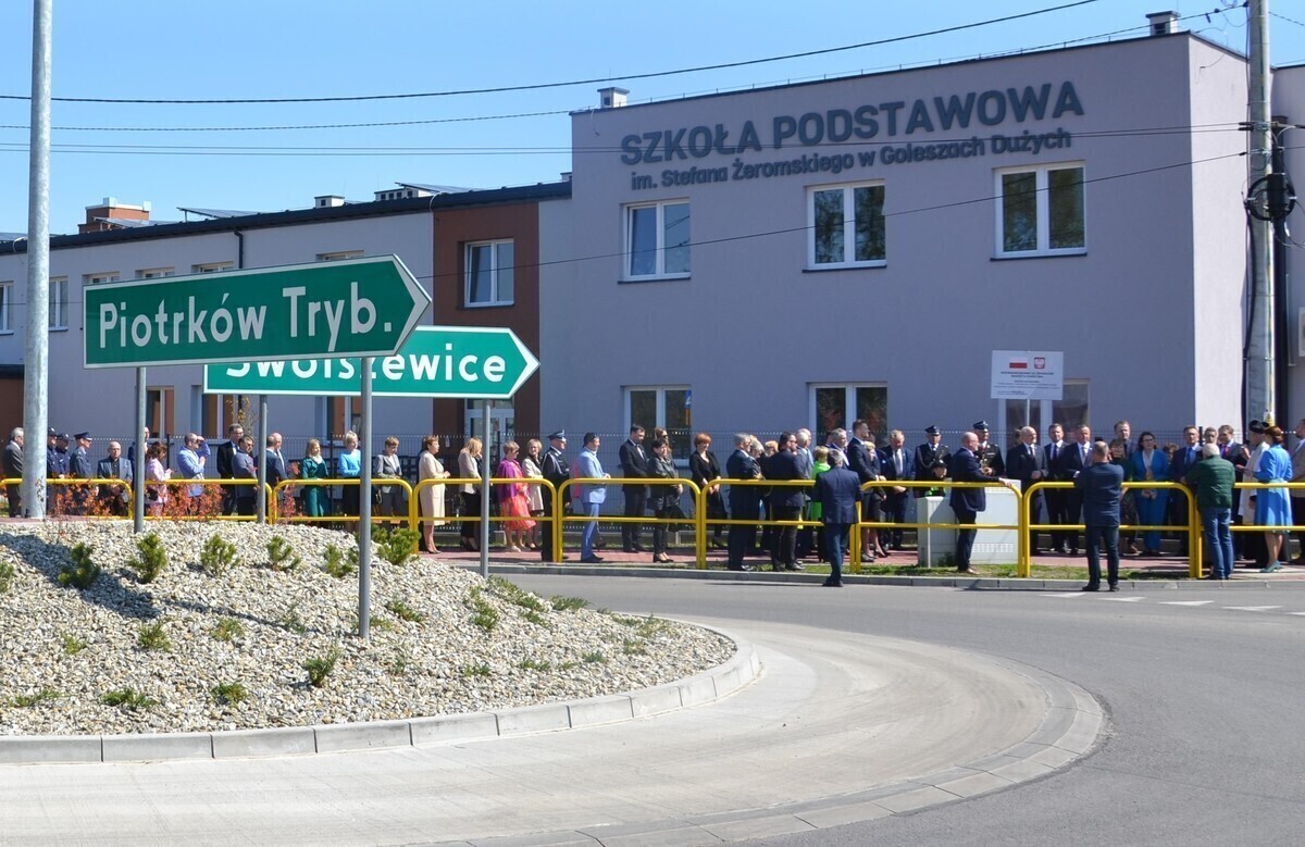 Golesze z nowoczesną szkołą i nową drogą ZDJĘCIA
