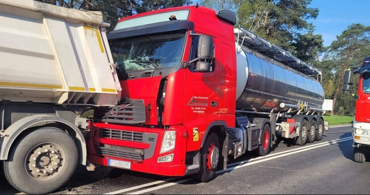 Zderzenie ciężarówek na DK12 w Przygłowie