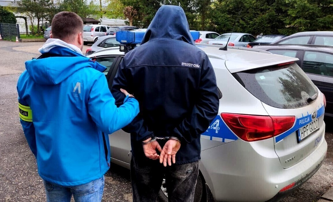 Pijany wjechał w ogrodzenie a potem wybił szybę w domu