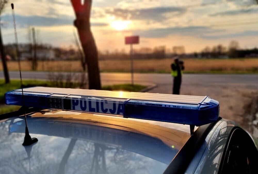 Kierowca nie miał uprawnień a pasażer był poszukiwany