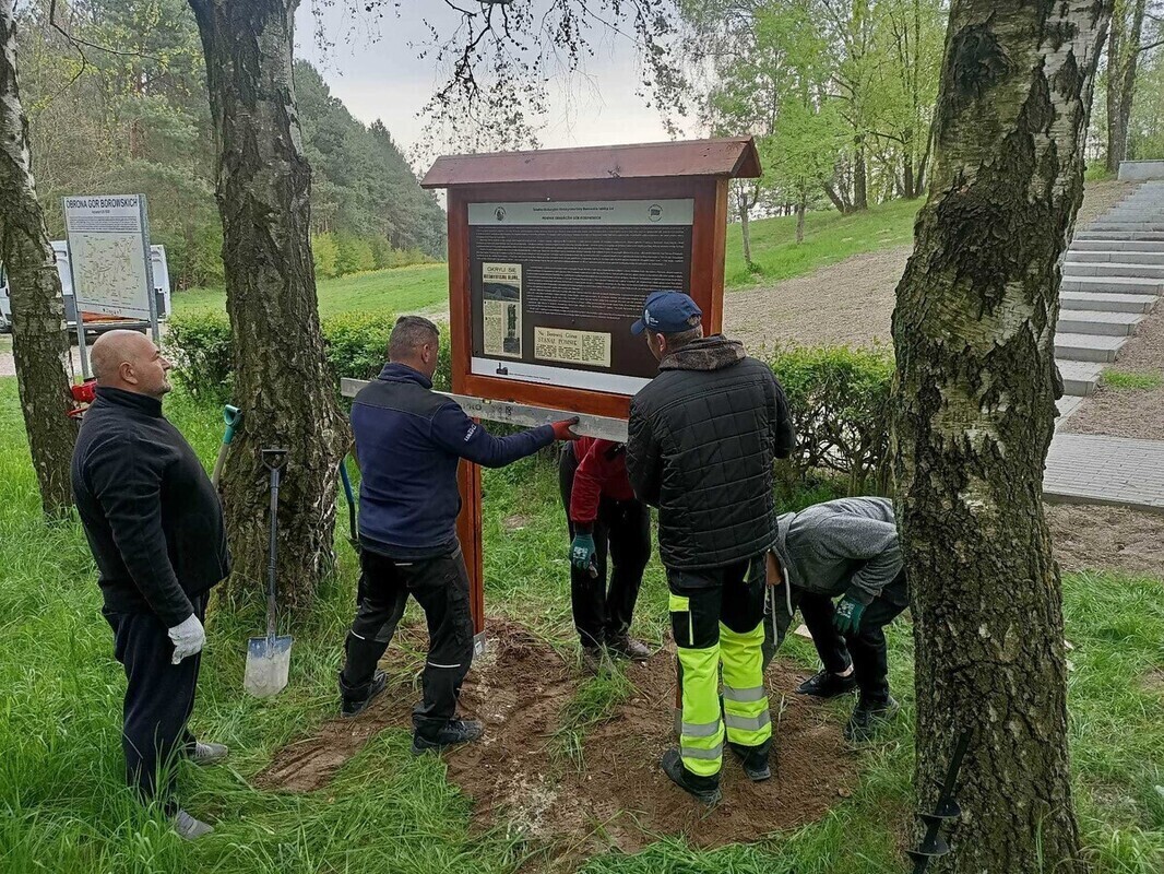 Edukacyjne tablice u stóp Gór Borowskich