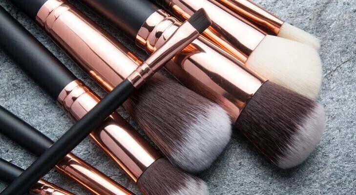 Jak prawidłowo czyścić pędzle do makijażu