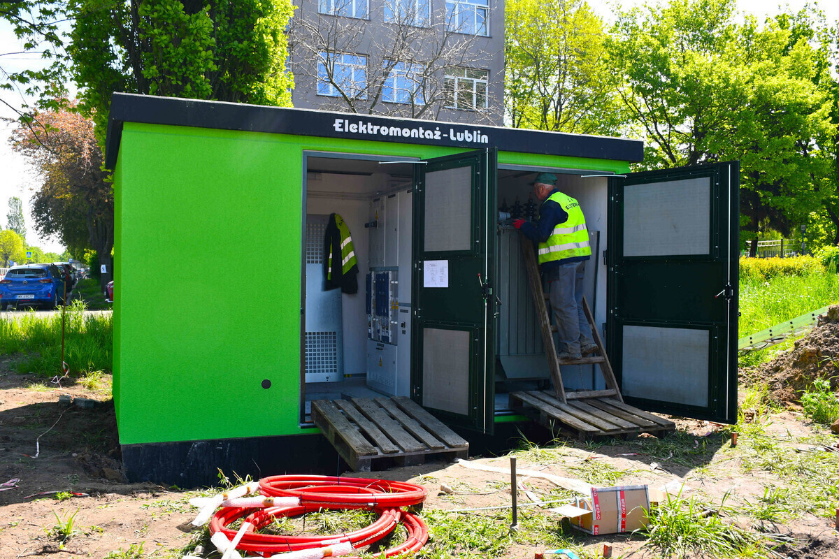 Instalują ładowarki do autobusów