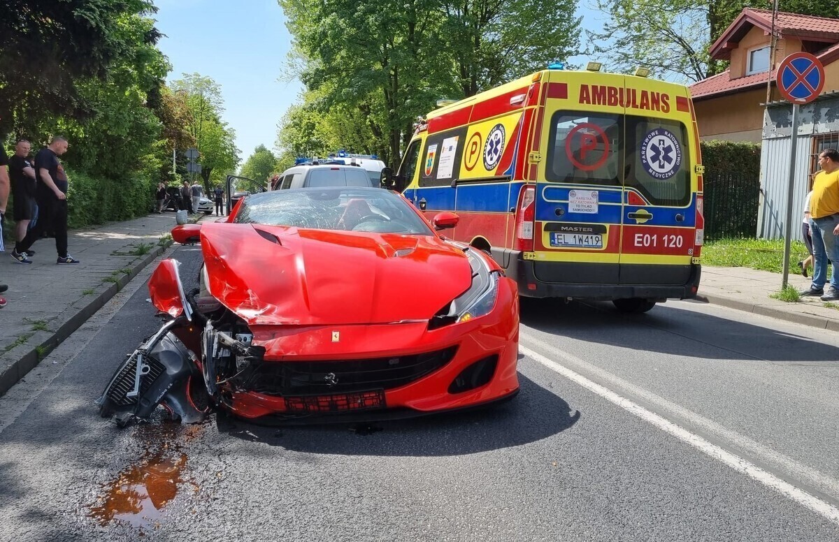 Rozbite ferrari na Wyzwolenia ZDJĘCIA