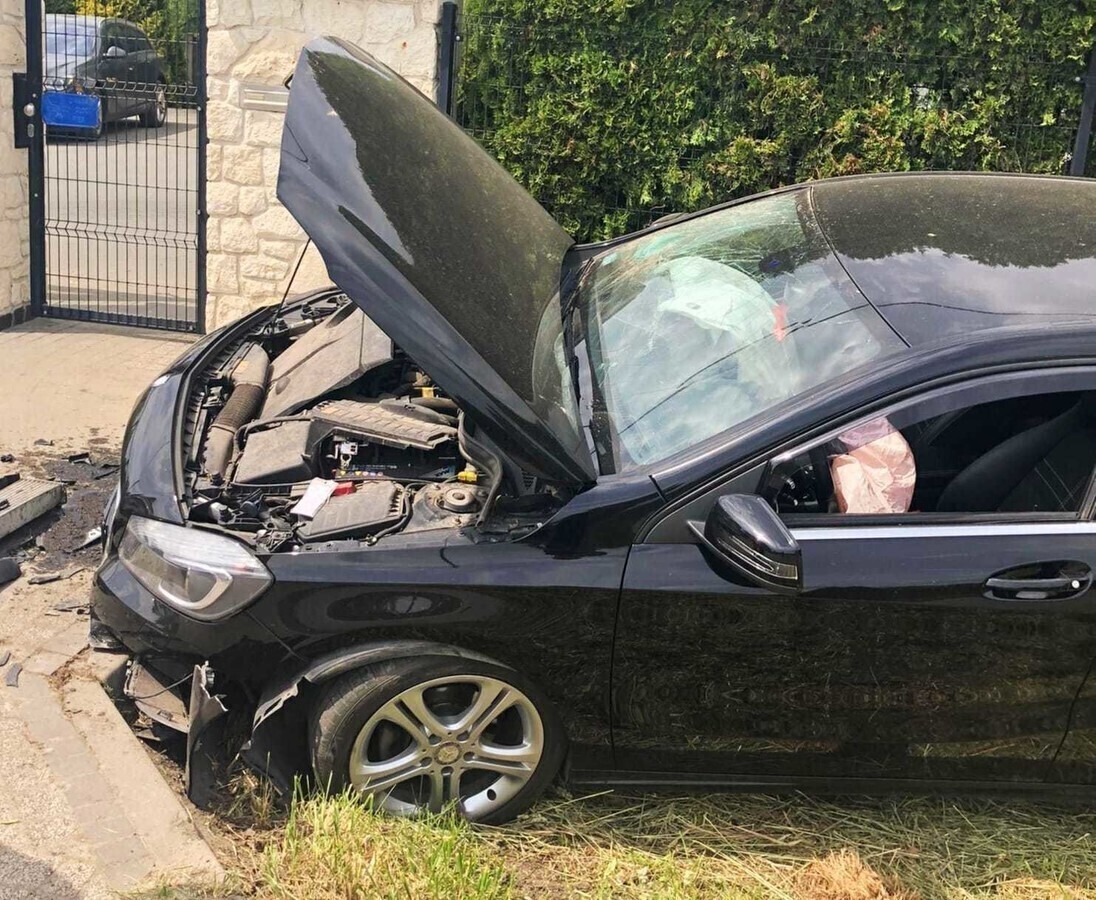 Chwila nieuwagi i... samochód w rowie