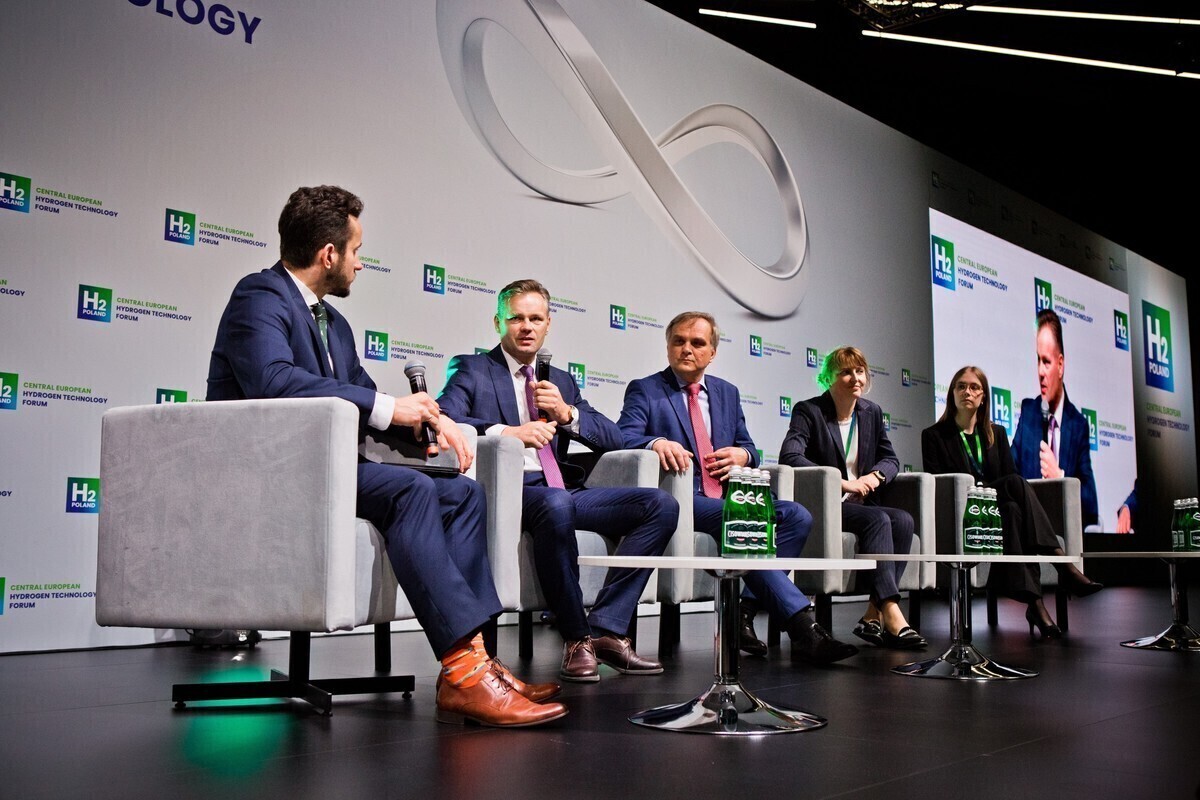 Akademia H2 - pomostem między światem nauki i biznesu