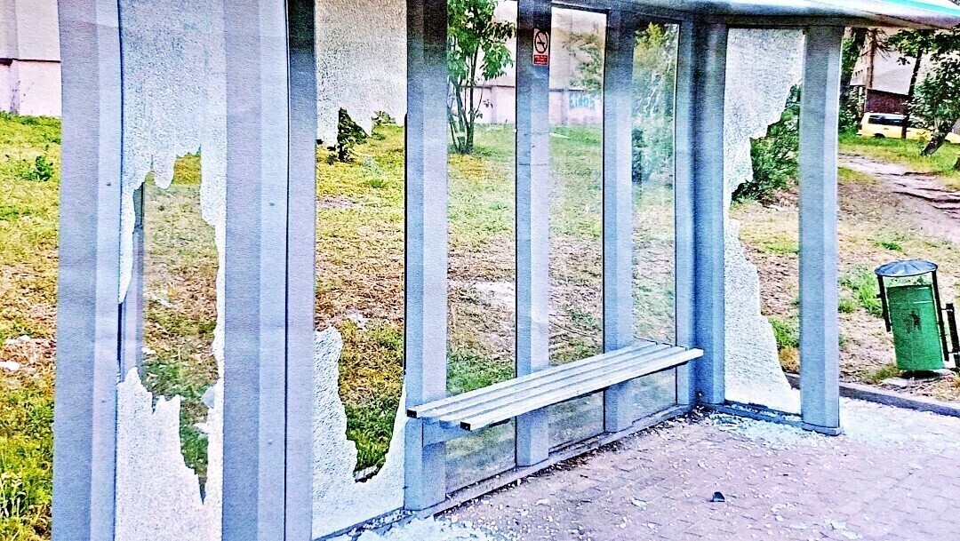 Zniszczył samochód i wiatę przystankową