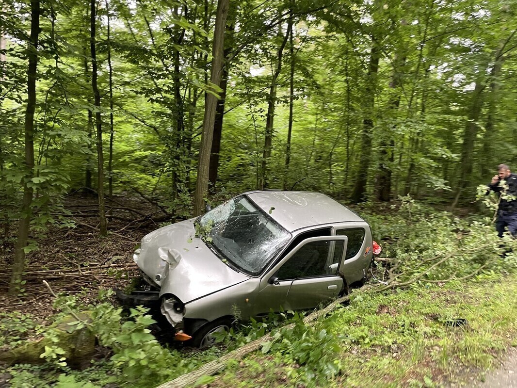 Samochód na drzewie kierowcy brak