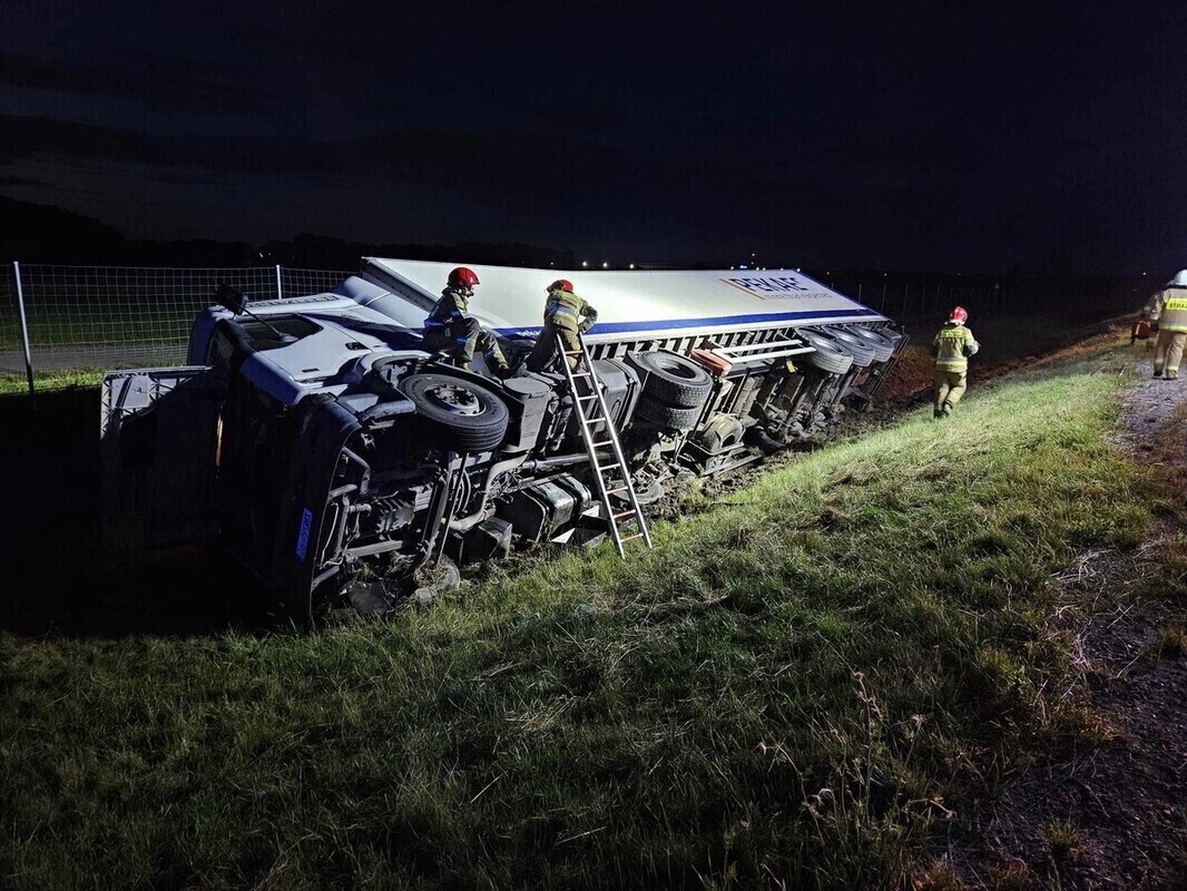 Ciężarówka wypadła z A1
