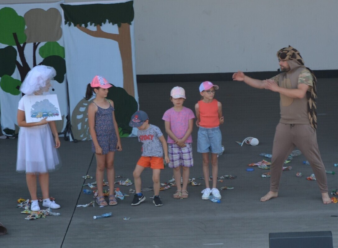 Wielka przygoda małej chmurki pod bezchmurnym niebem