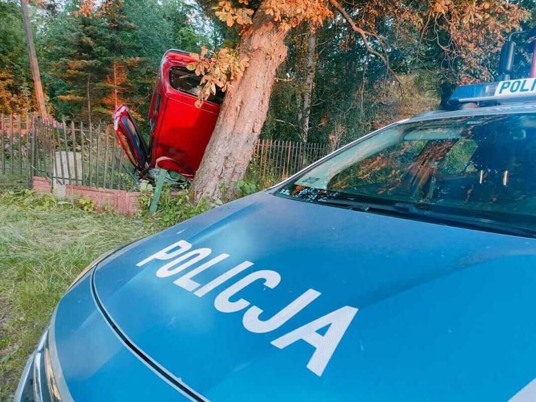 Rozpędzony uderzył w drzewo. 47-latek nie przeżył wypadku