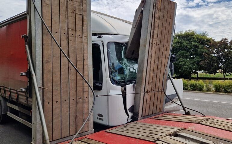 Ciężarówka wjechała w lawetę