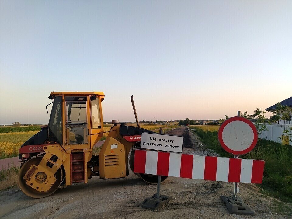 Modernizują drogę pod Piotrkowem