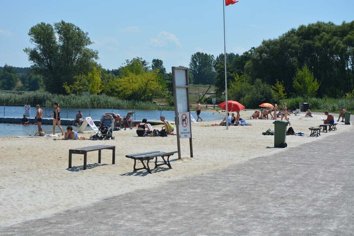 Upalny weekend na Słoneczku. Pomimo zakazu ludzie wciąż wchodzą do wody