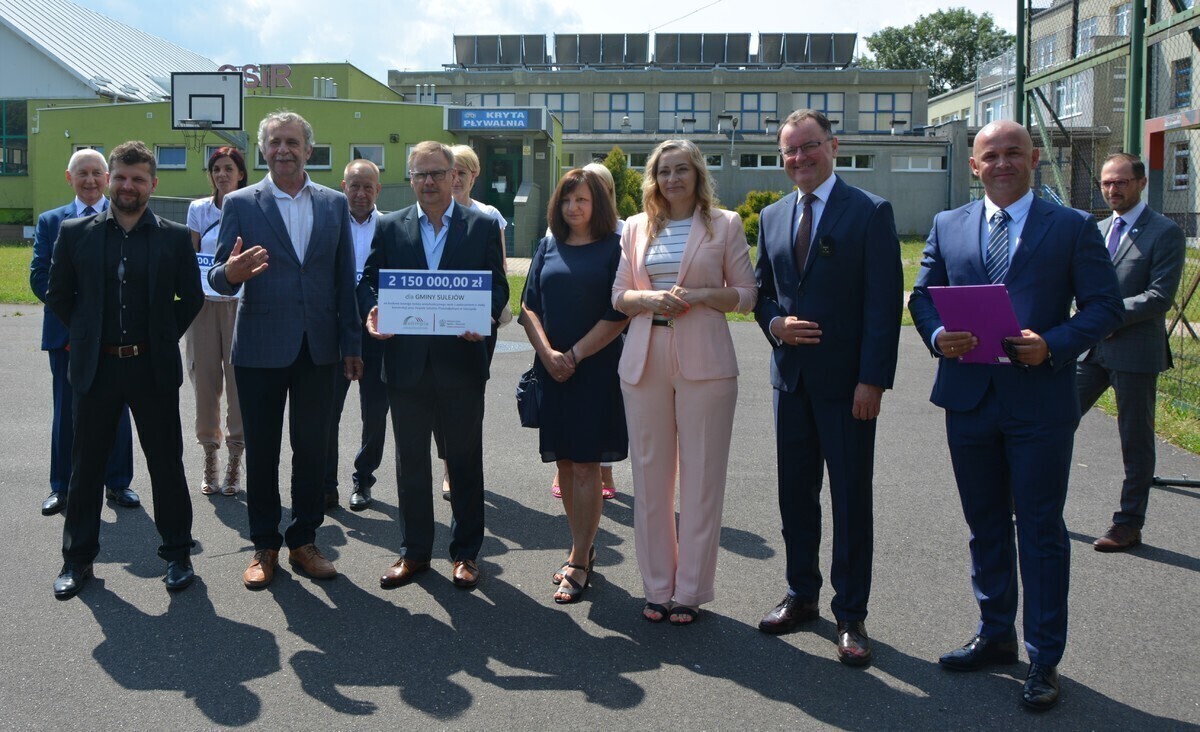 Czeki wręczone. Czas na budowę hal