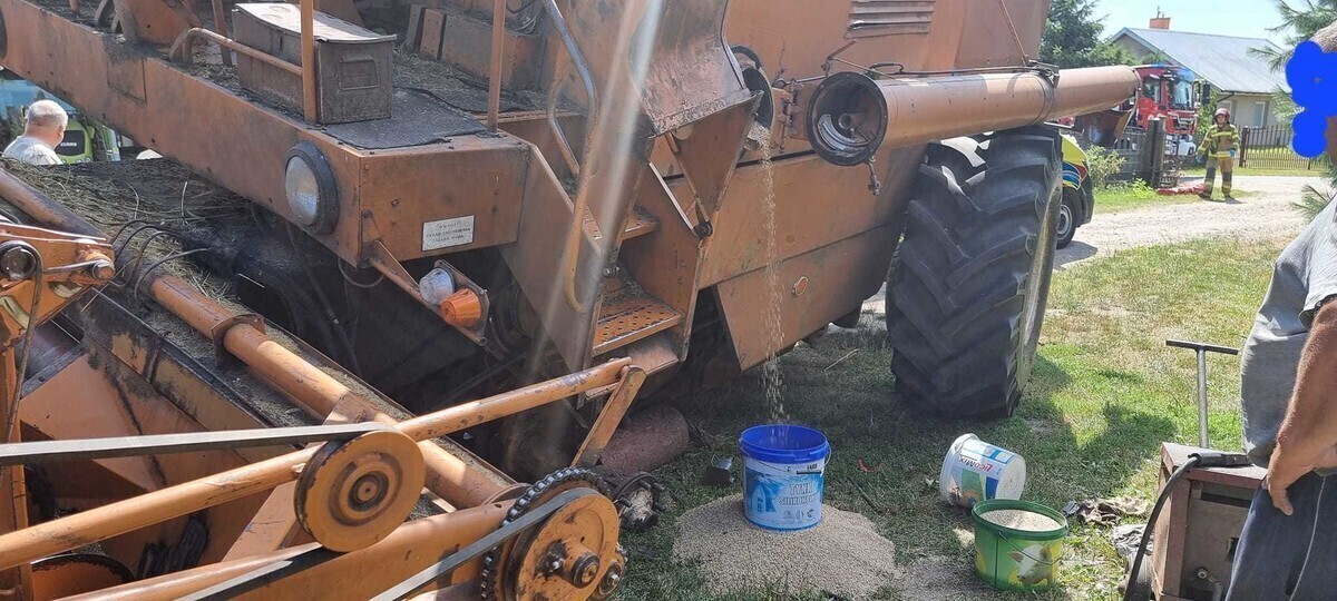 Mężczyzna przygnieciony przez kombajn