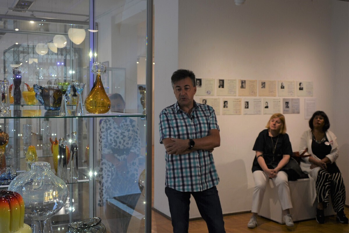 Śladami Artystów Szkła Piotrkowskiego - fotorelacja z oprowadzania po wystawie w ODA