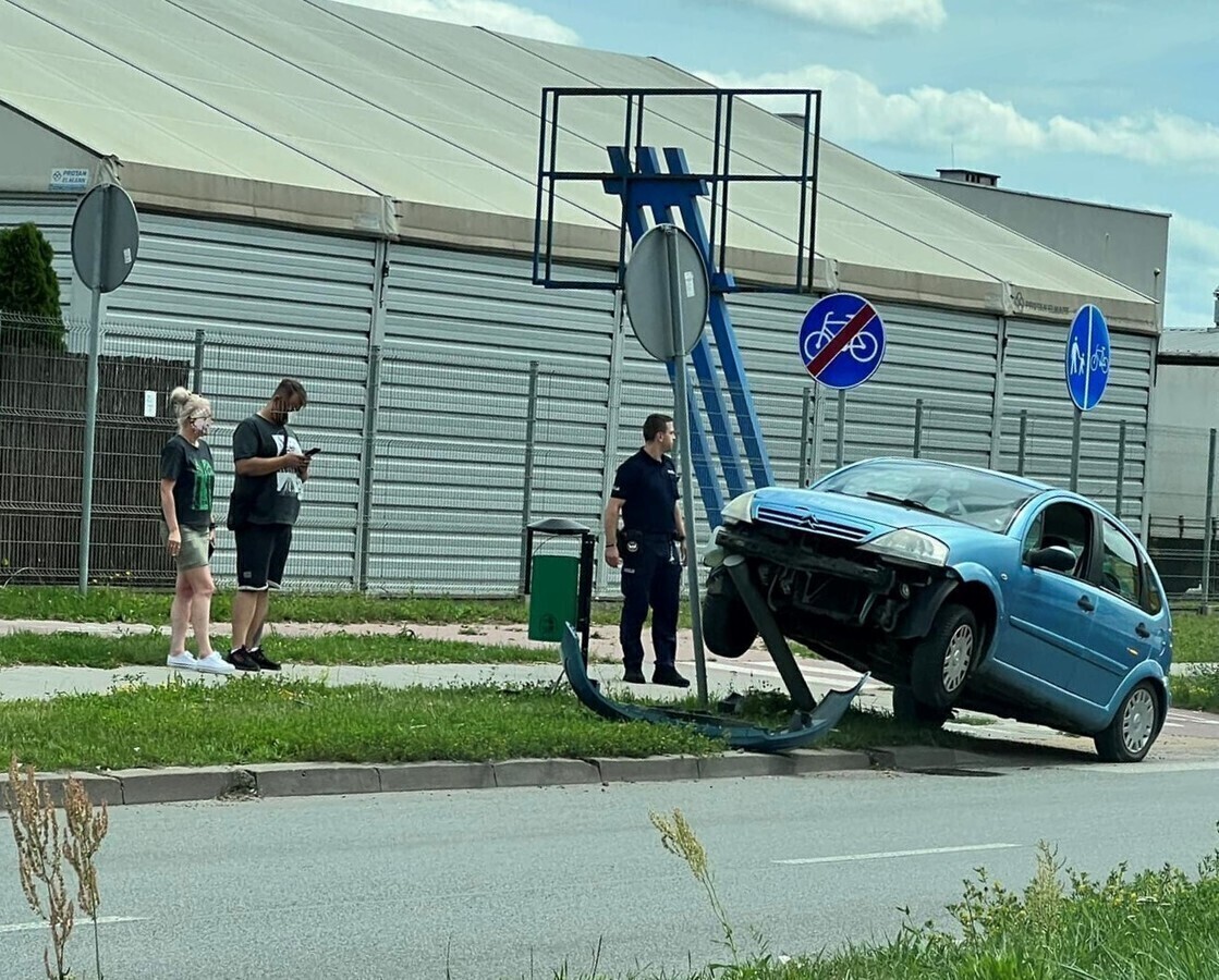 Citroen zawisł na słupku