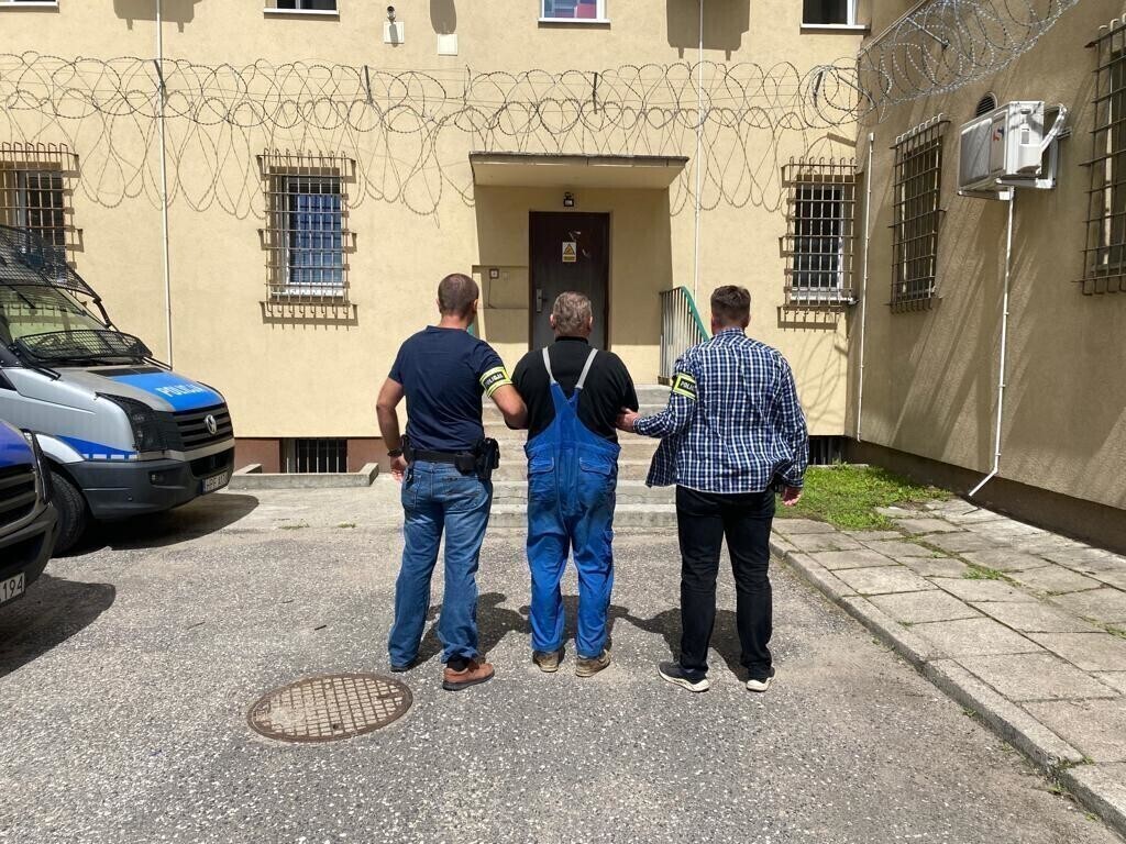 Nietrzeźwy 54-latek chciał przekupić policjantów