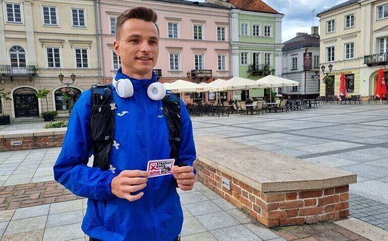 Biegnie przez Polskę by pokonać SMA