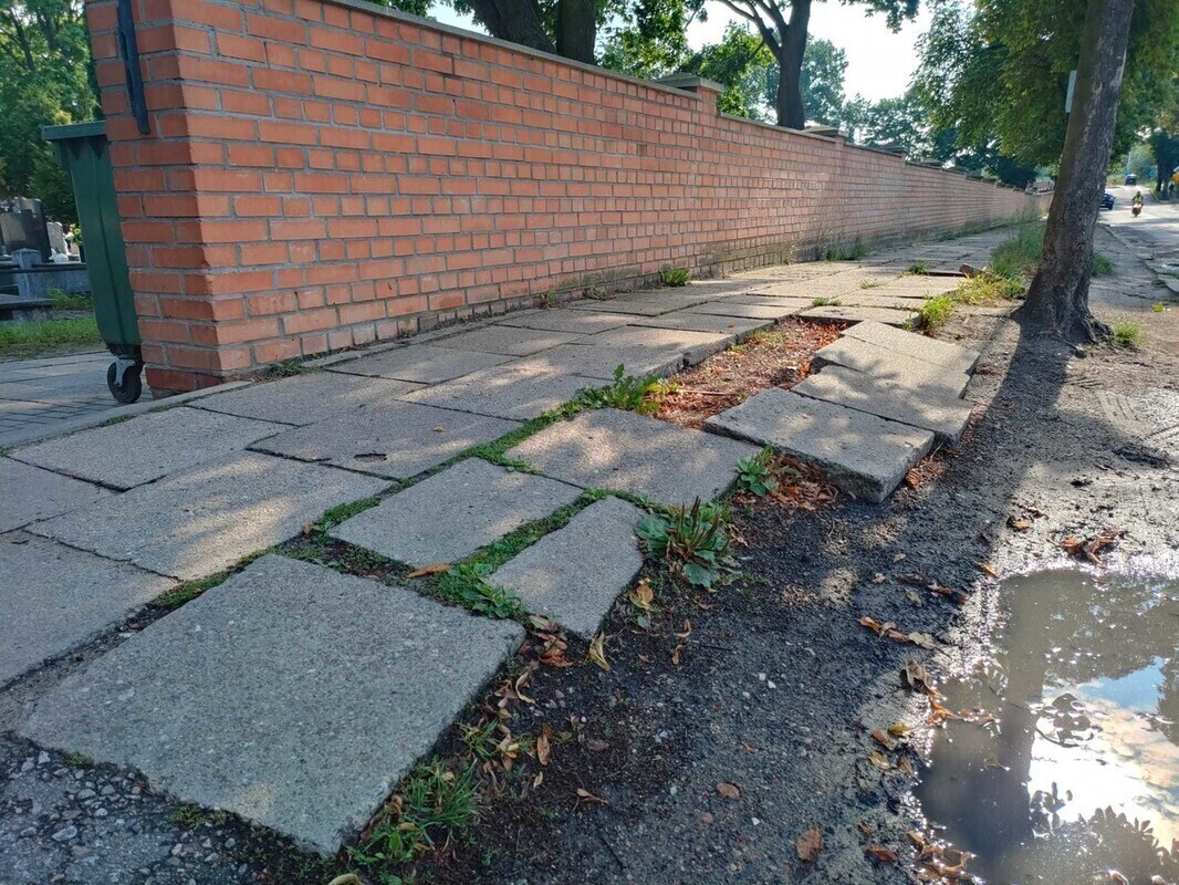 Chodnik zagraża przechodniom