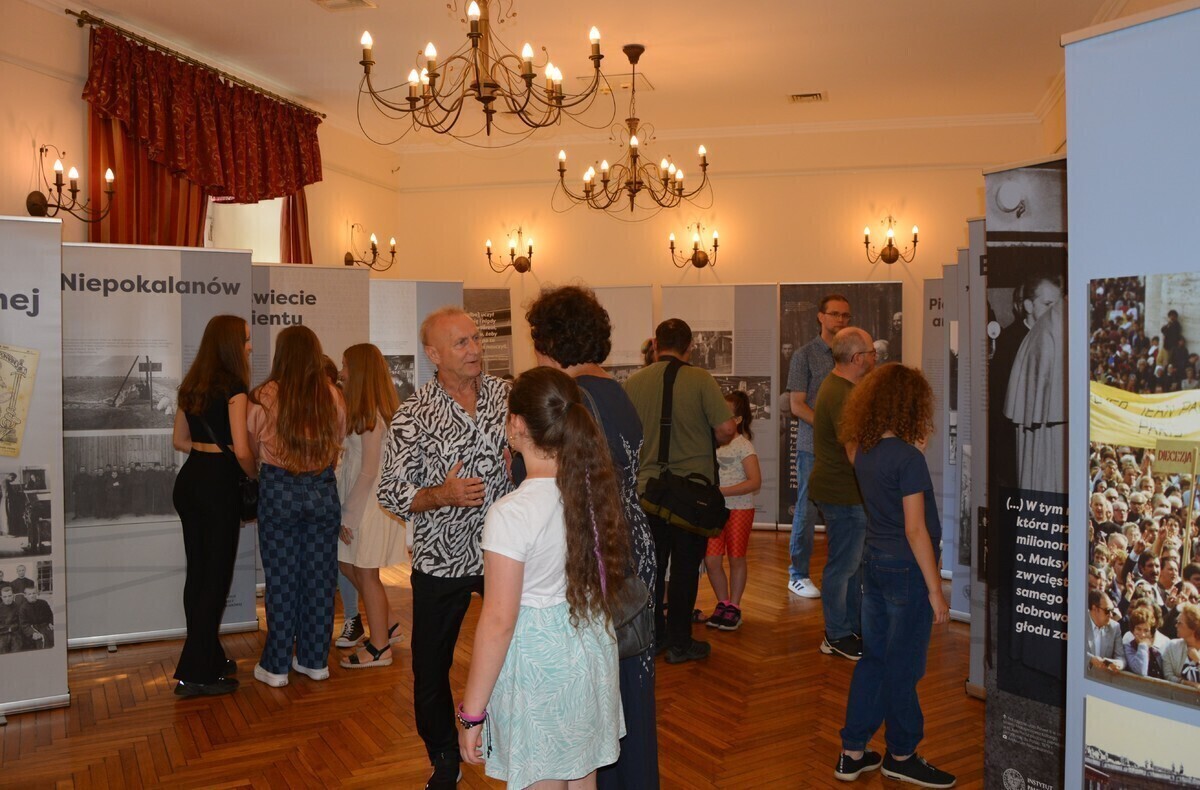 W imię godności. Kolbe wystawa zwiastująca spektakl w piotrkowskim MOK-u