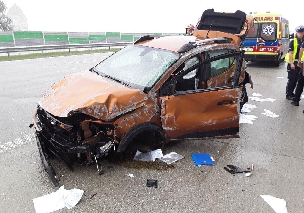 Osobówka uderzyła w bariery na A1