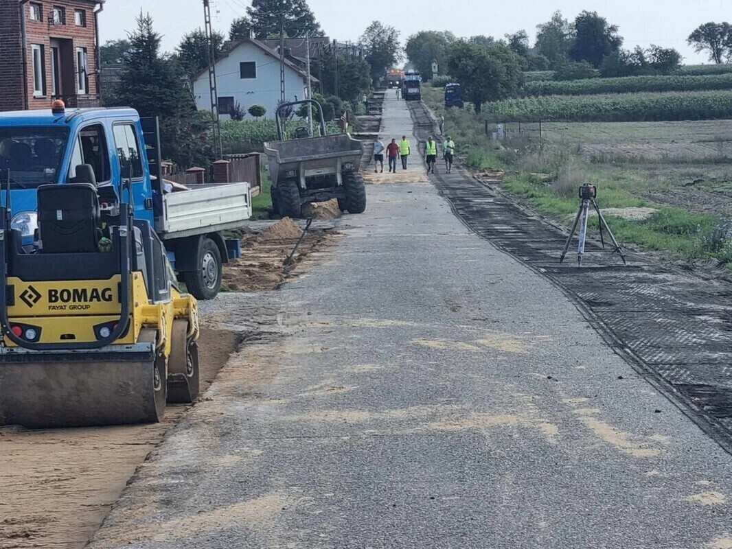 Zamknęli drogę powiatową