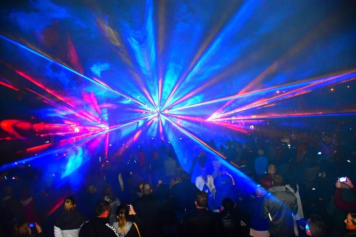 Pokaz laserowy przed mediateką