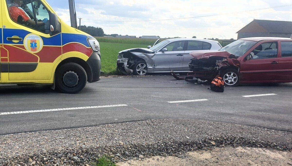 Zderzenie osobówek w Ostrowie