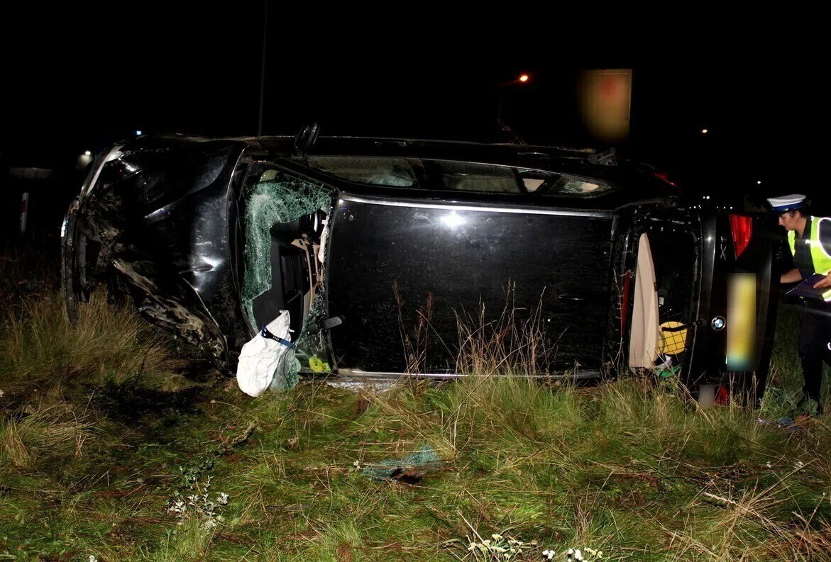 Przeleciał nad rondem i dachował AKTUALIZACJA