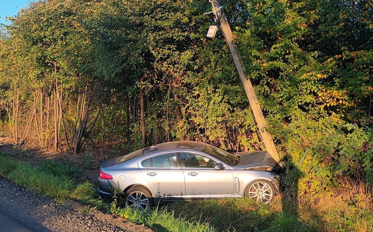 Samochód osobowy uderzył w słup energetyczny