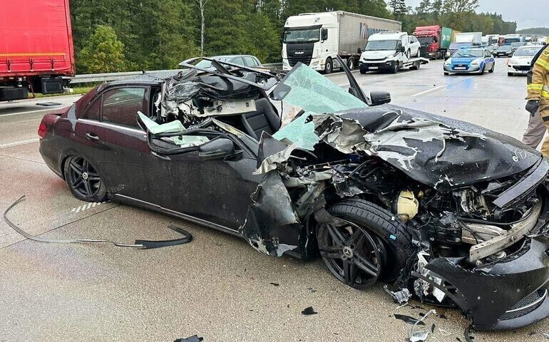 Mercedes uderzył w ciężarówkę