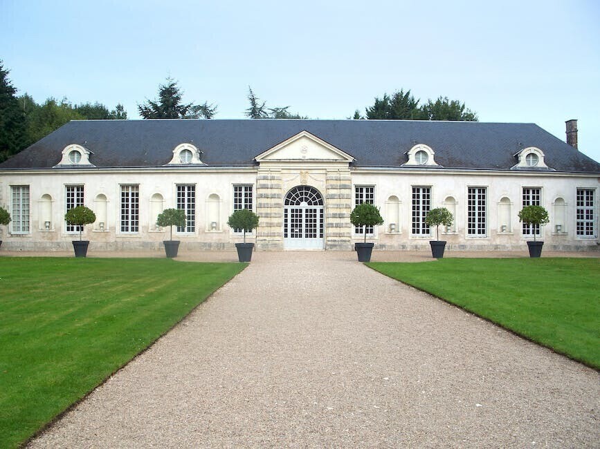 Spędź noc jak król. Wybieramy pałac z noclegiem pod Warszawą