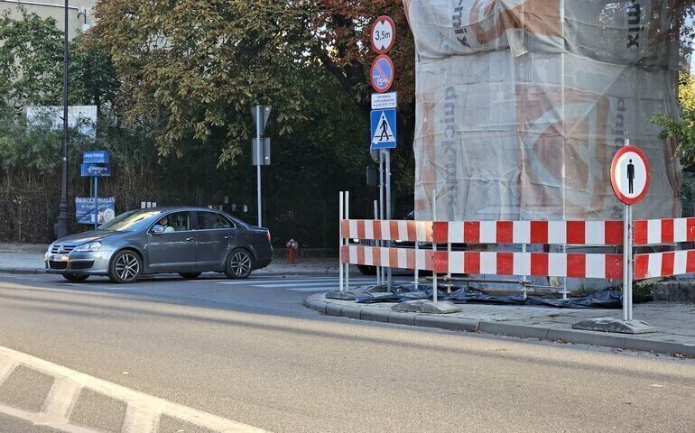 Remont kapliczki utrudnia wyjazd