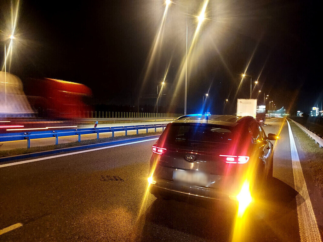 Chciał skoczyć pod koła ciężarówki. Interweniowali policjanci