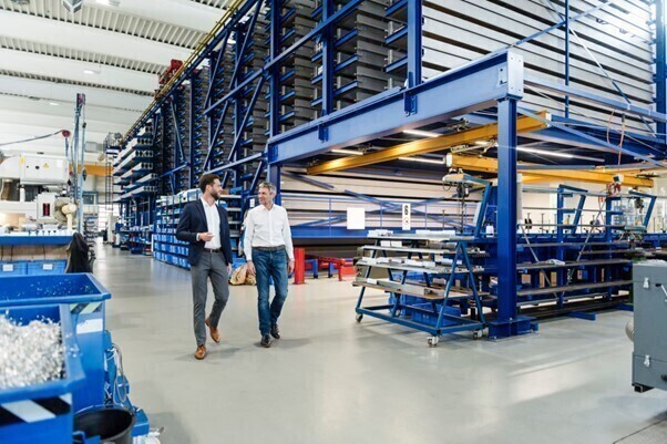 Jak zadbać o czystość na hali produkcyjnej