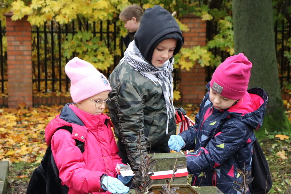 Harcerze posprzątali mogiły żołnierzy