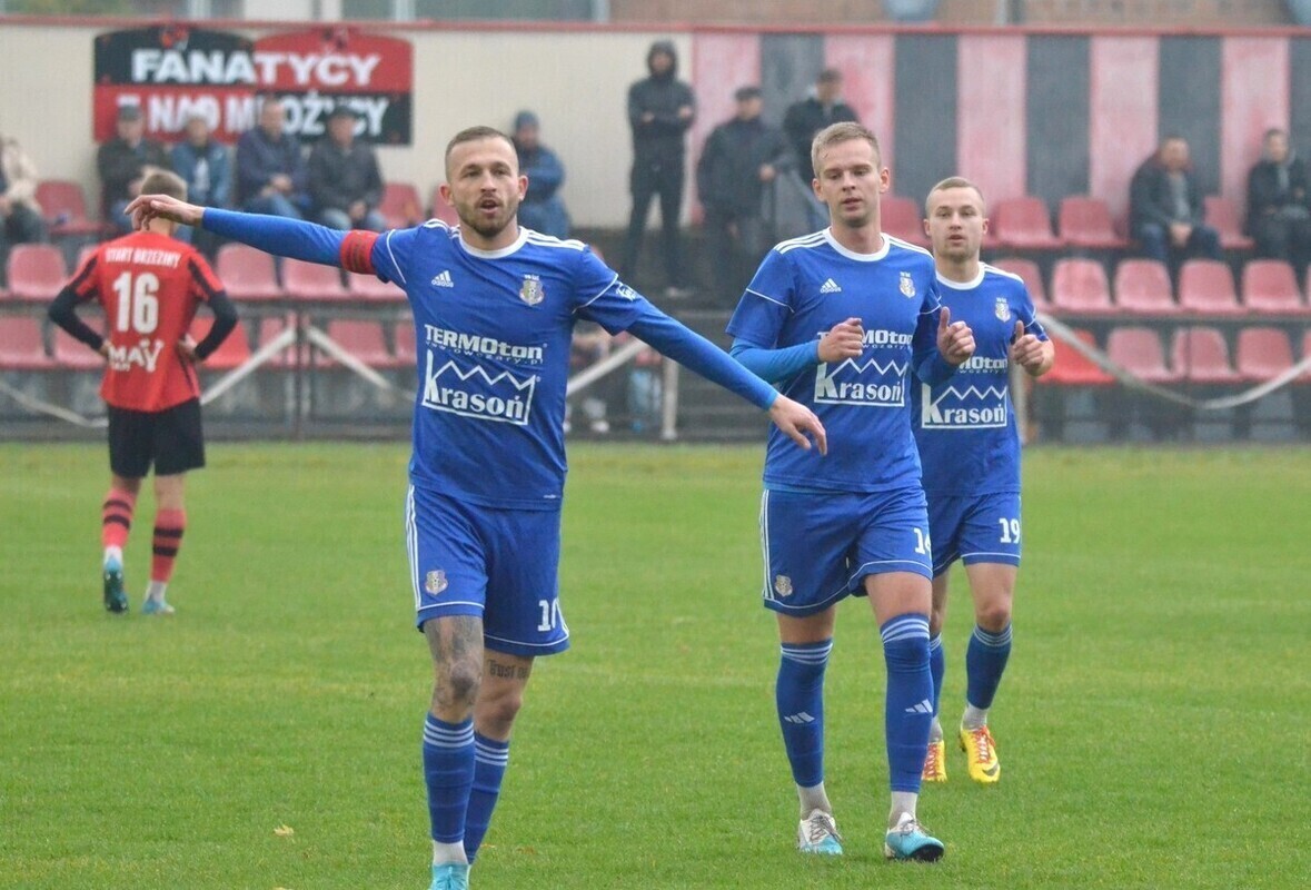 Polonia tuż za liderem