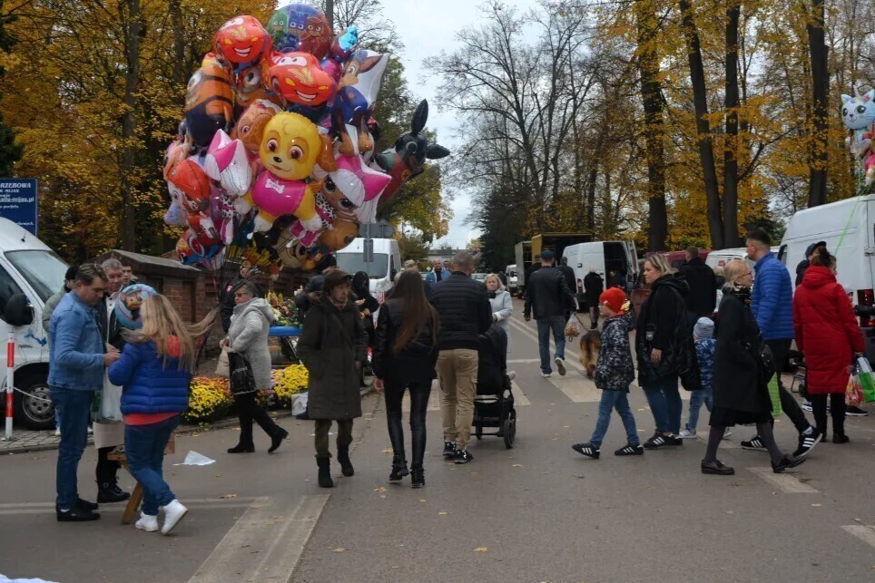 Ruch przy cmentarzach wciąż ograniczony
