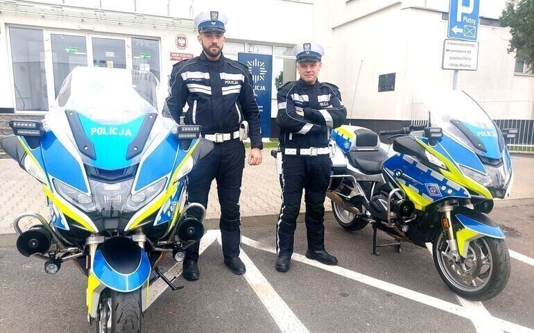 Policyjna eskorta rannego chłopca