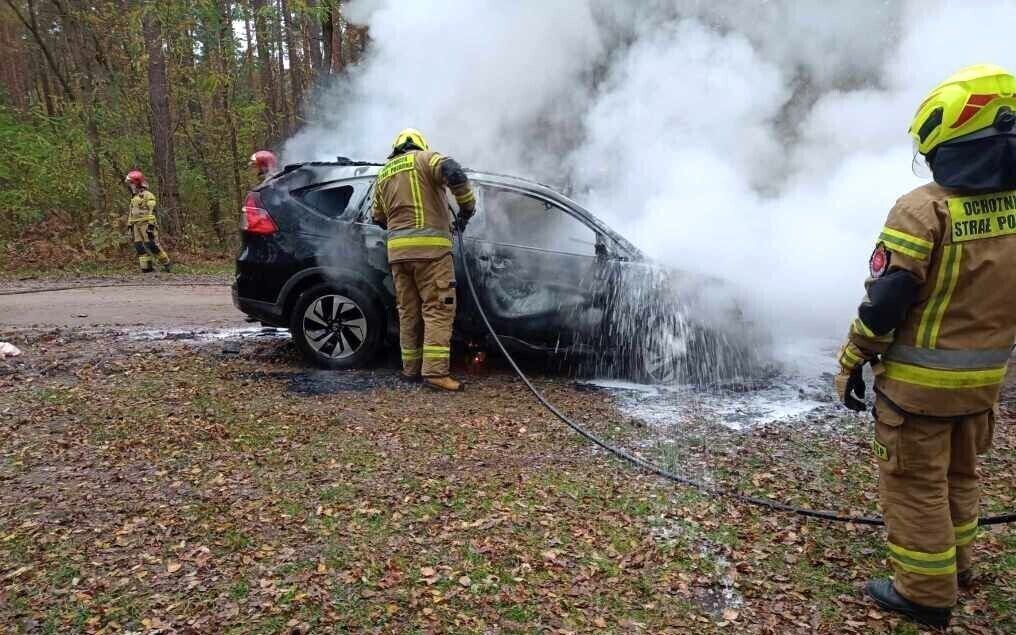 Pożar osobówki w lesie
