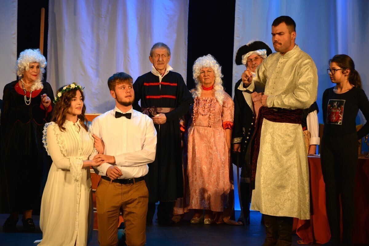 Piotrkowianie zaprezentowali Zemstę na deskach MOK-u