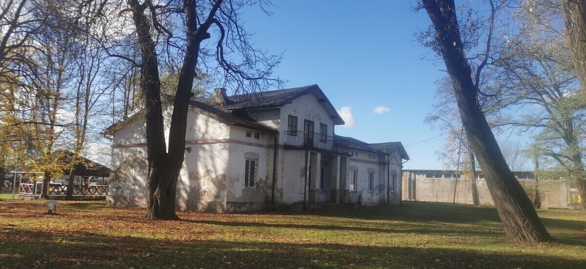 Zabytkowy dwór czeka remont