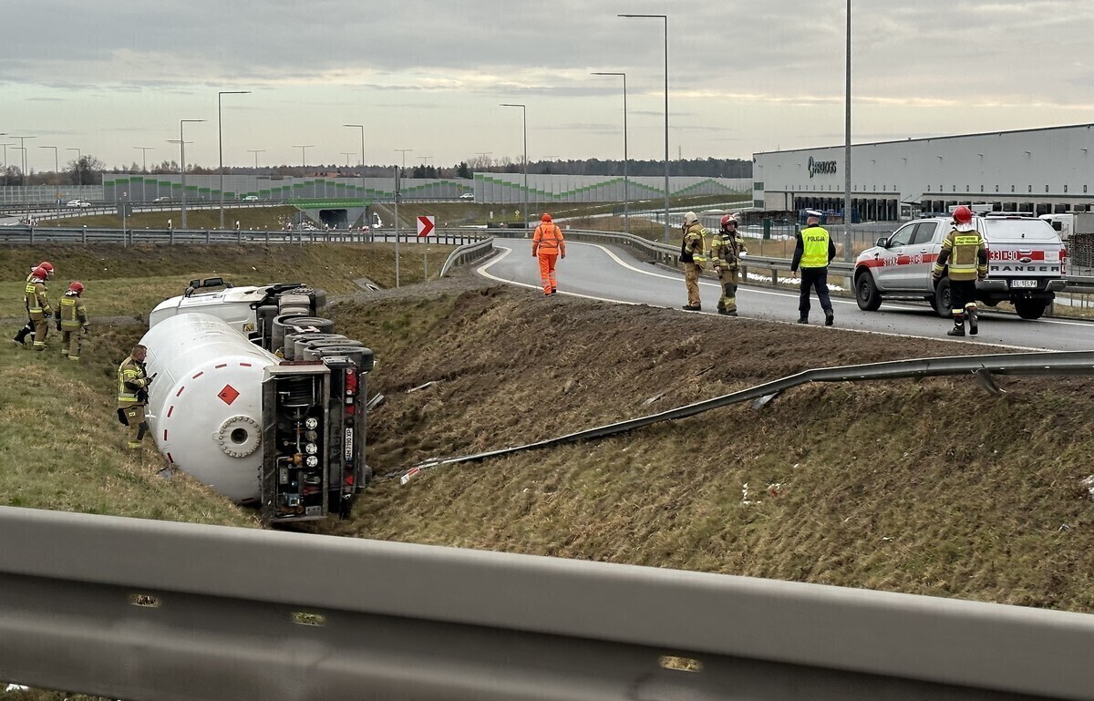 Cysterna spadła do rowu. Kierowca był pijany