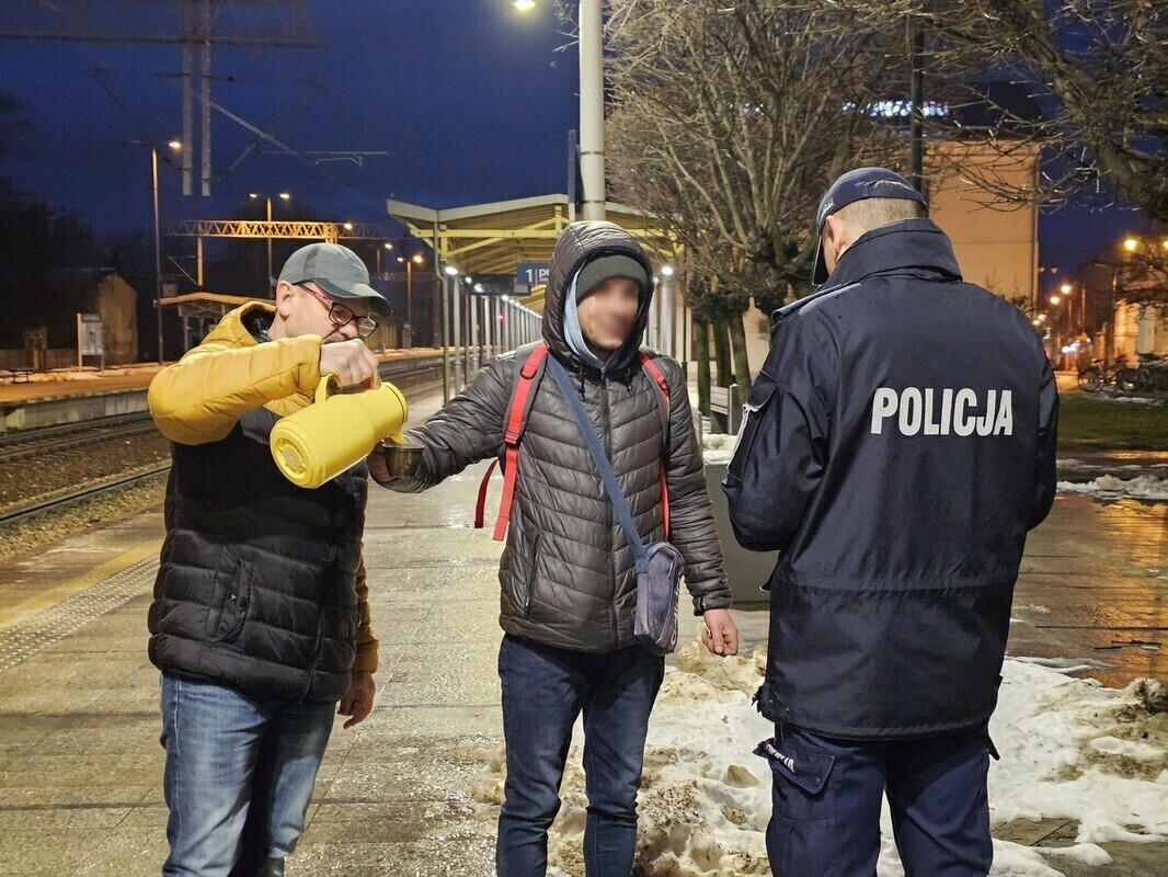 Częstowali bezdomnych herbatą. Wspólna akcja policji i MOPR