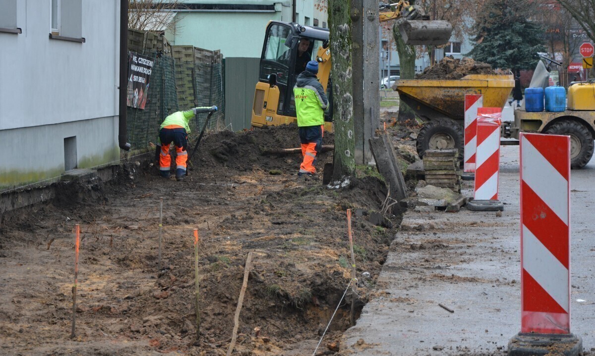 Układają nowy chodnik